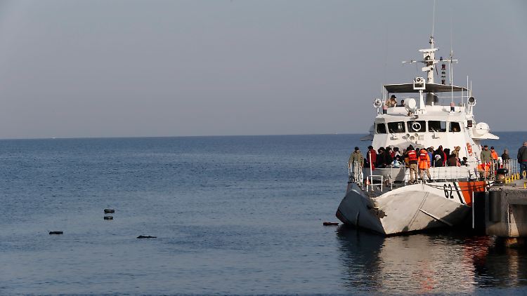 Ein Boot der türkischen Küstenwache mit Flüchtlingen, die bei einem Versuch aufgegriffen wurden, nach Griechenland überzusetzen (Archivbild).