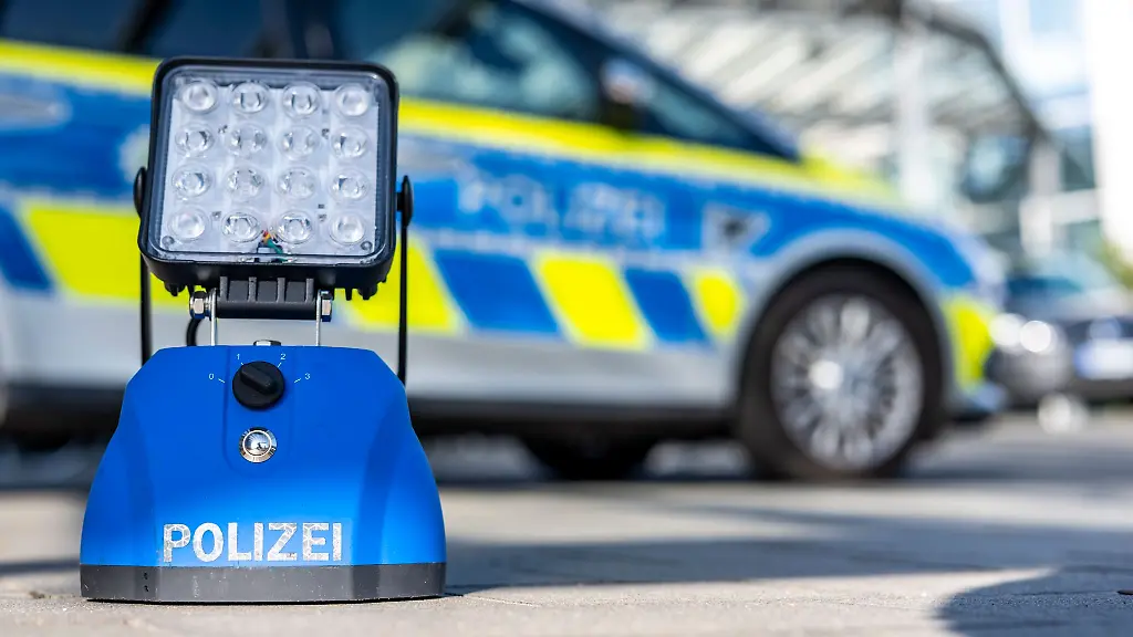 Eine-Signalleuchte-der-Polizei-ist-vor-einem-Polizeiwagen-aufgestellt
