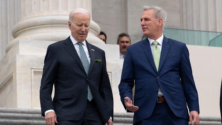 Im Mai hatten Biden und McCarthy in letzter Minute einen Kompromiss im Streit um die Schuldenobergrenze gefunden und so einen desaströsen Shutdown und Zahlungsausfall der USA vermieden. 