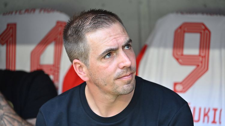 Lahm stört sich am Gehalt des Bundestrainers.