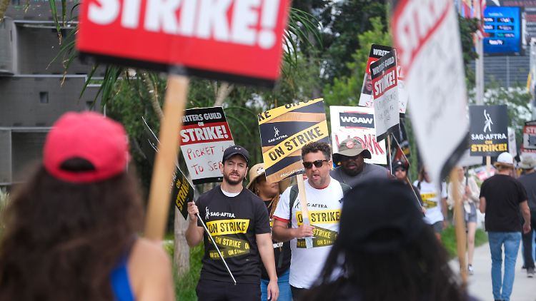 Beim Streik von Autoren und Schauspielern in Hollywood geht es nicht nur um bessere Bezahlung, sondern auch um Regeln für den Einsatz von Künstlicher Intelligenz. 