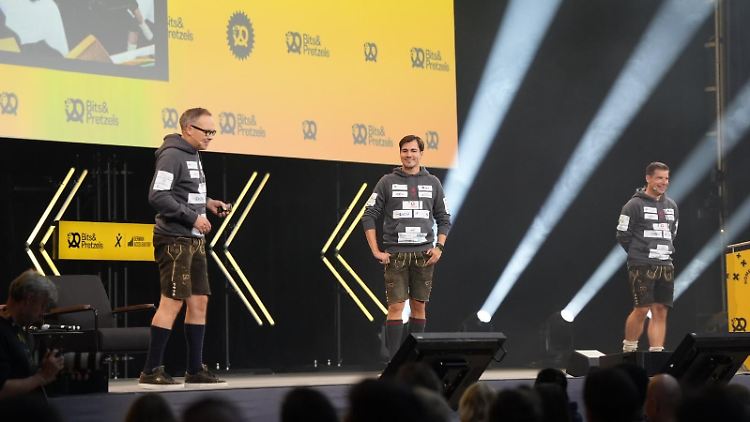 Die Gründer der Bits & Pretzels, Bernd Storm van's Gravesande, Andy Bruckschloegl und Felix Haas, stimmen auf die Messe ein.