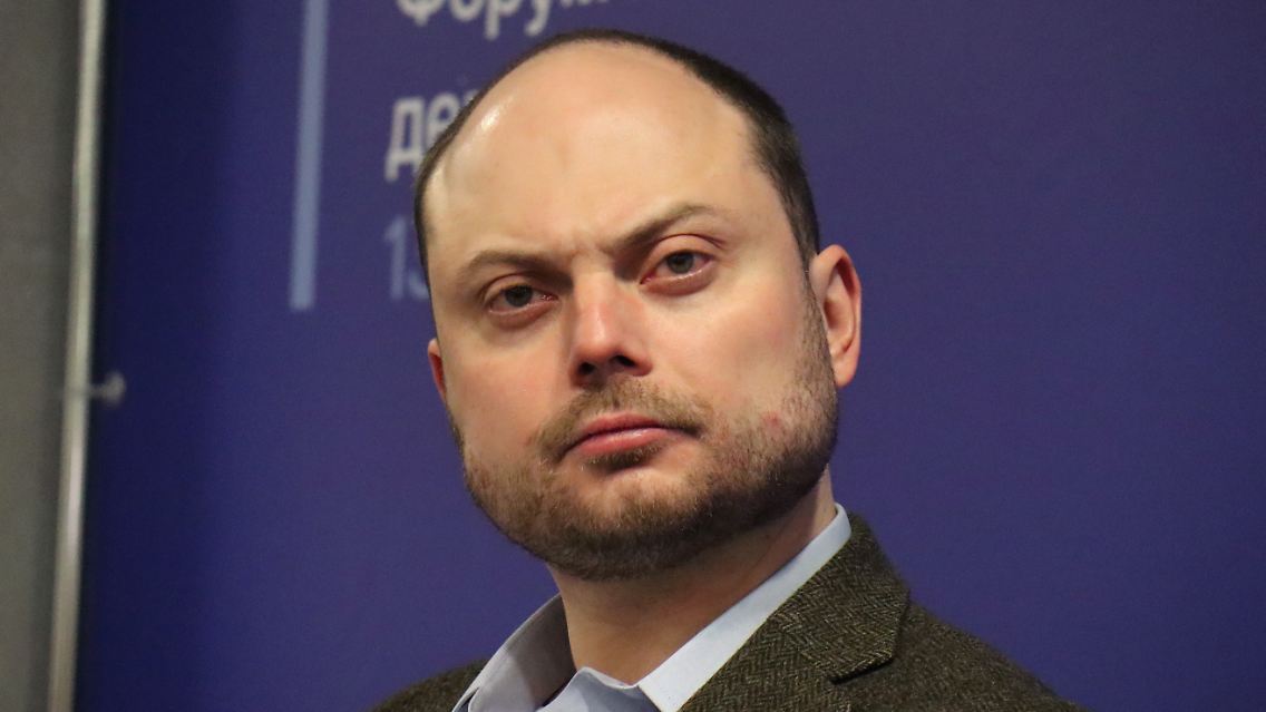 Kara-Mursa war im April nach einem Prozess hinter verschlossenen Türen für schuldig befunden worden, "falsche Informationen" über die russische Armee verbreitet und Verbindungen zu einer "unerwünschten Organisation" unterhalten zu haben.