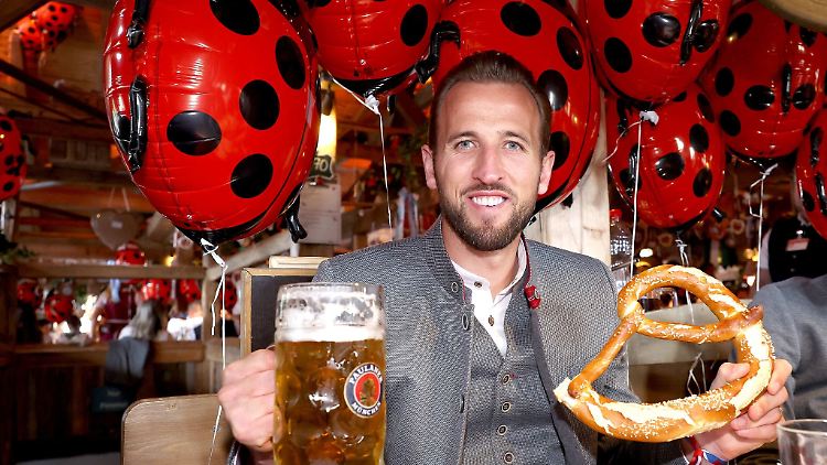 Bayern-Star Harry Kane genießt das Oktoberfest.
