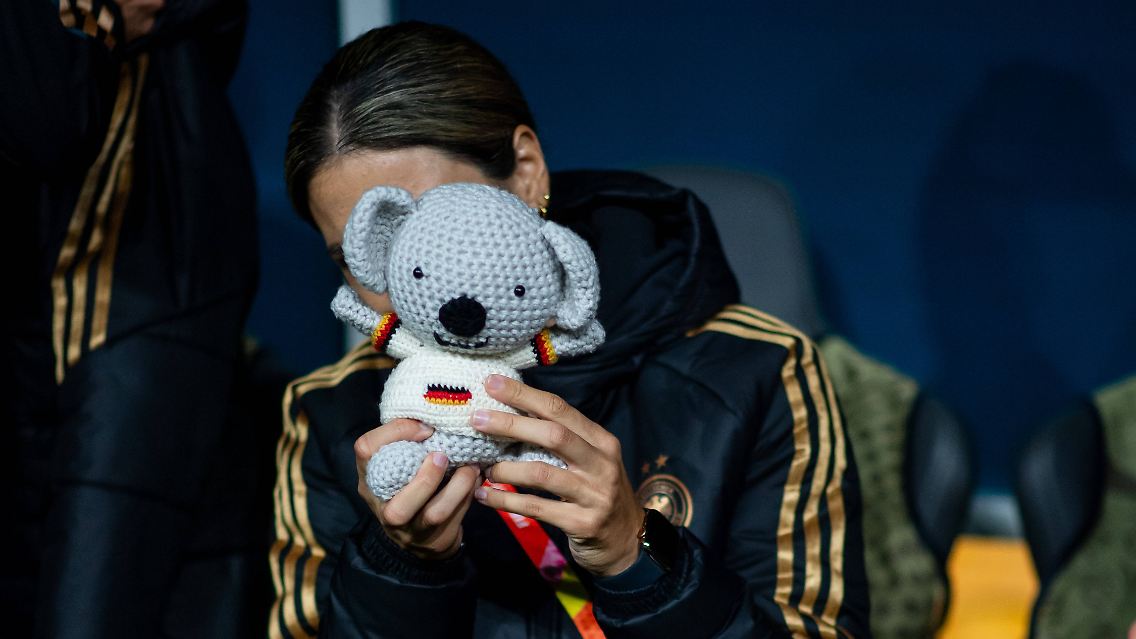 Waru, dahinter Nationalspielerin Sara Doorsoun.
