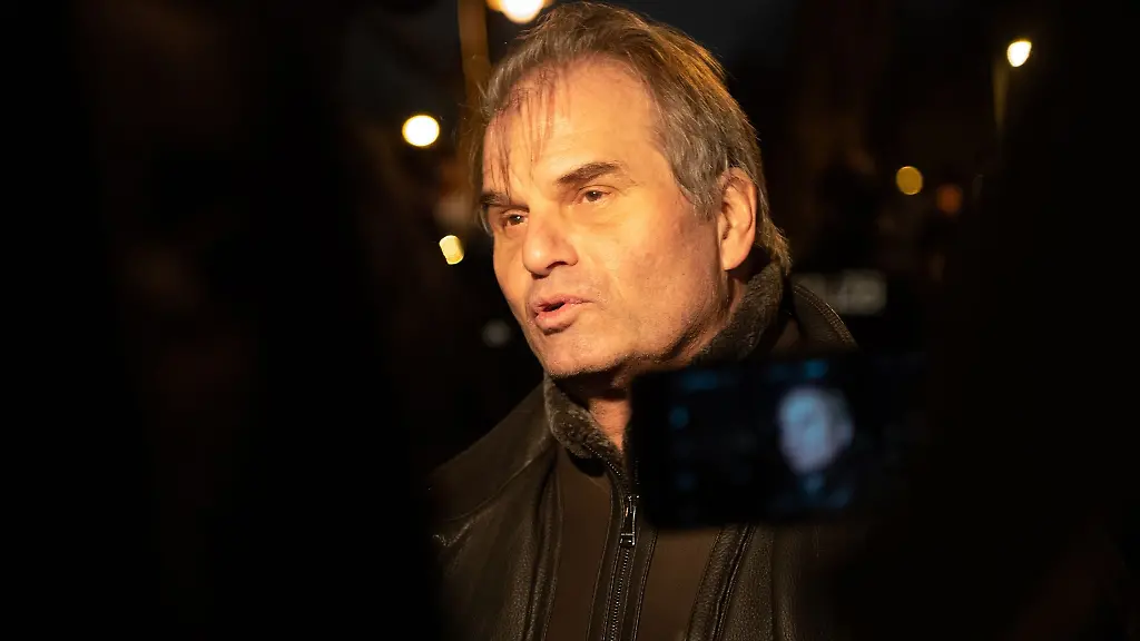 Reiner-Fuellmich-steht-in-Berlin-vor-einem-gastronomischen-Betrieb-und-spricht-mit-Journalisten