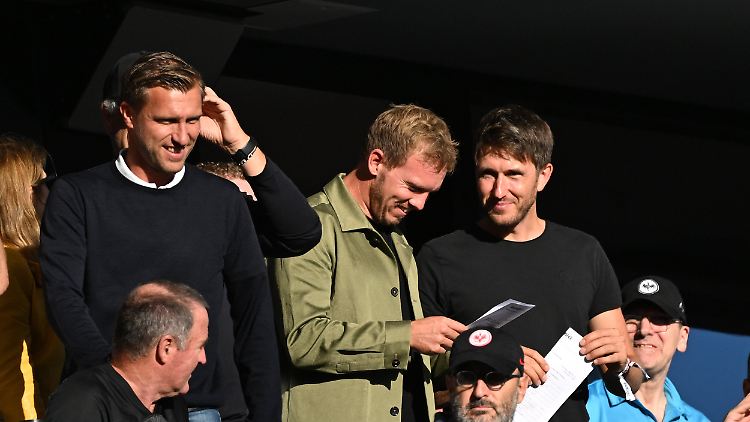 Julian Nagelsmann wirft einen Blick auf die Aufstellung. 