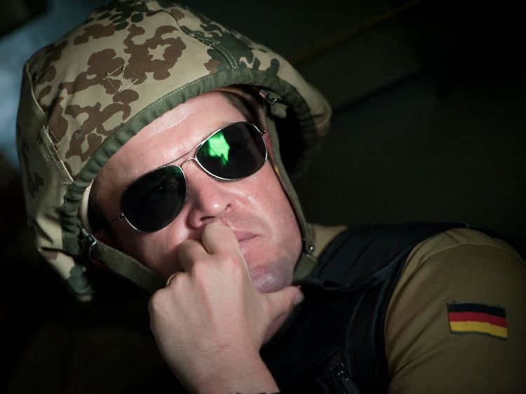 Bundesverteidigungsminister Guttenberg (hier 2010 in Kundus) ist nicht immer einer Meinung mit Königshaus.