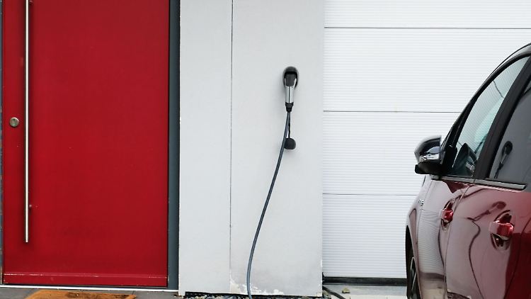 Dafür gibt es Zuschüsse: Solarstrom von der neuen Anlage auf dem eigenen Dach fördern lassen - und damit das E-Auto laden.