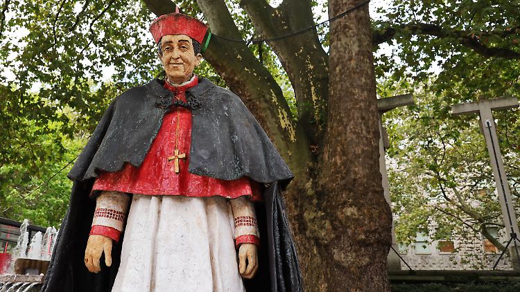 Die Hengsbach-Statue der Bildhauerin Silke Rehberg war 2011 enthüllt worden.