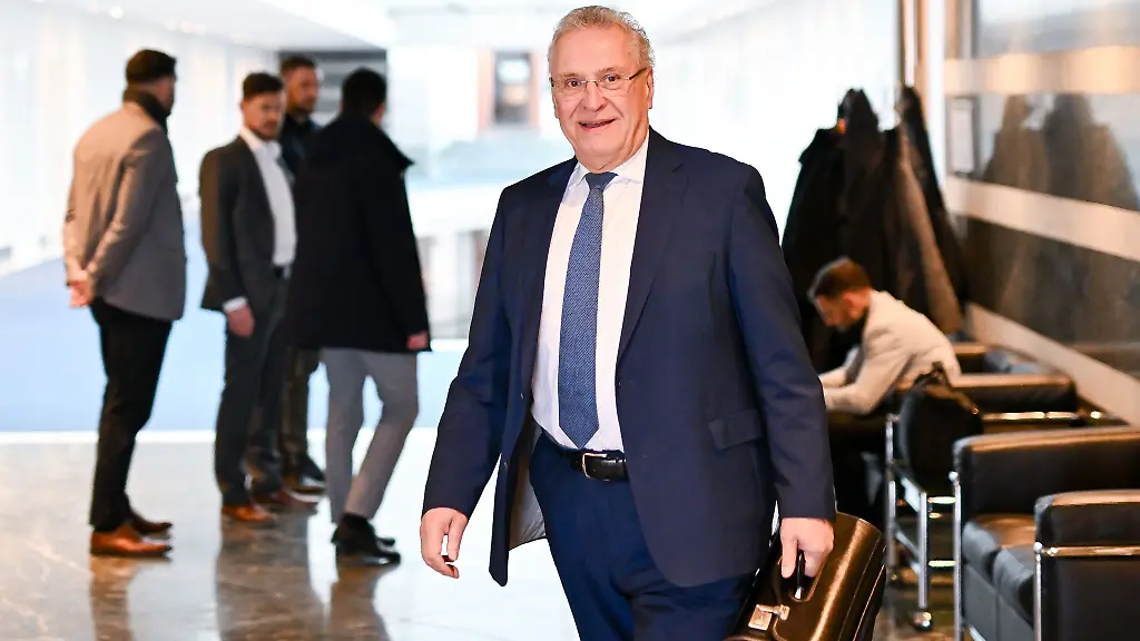 Joachim-Herrmann-CSU-bayerischer-Innenminister-kommt-zur-Kabinettssitzung-der-Bayerischen-Staatsregierung-in-der-Staatskanzlei