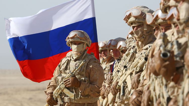 Russische Soldaten bei einer Militärübung an der Grenze von Tadschikistan zu Afghanistan im Jahr 2021.