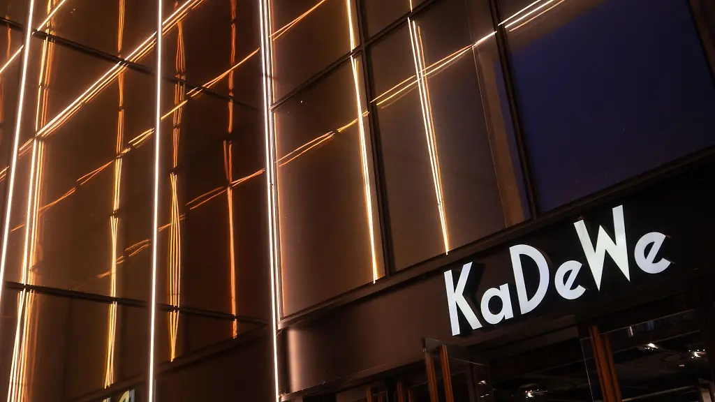 Die-beleuchtete-Logo-des-Kaufhaus-des-Westens-KaDeWe-ist-an-der-Fassade-angebracht
