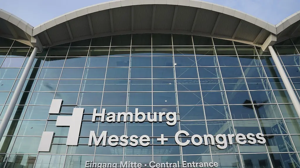 Blick-auf-das-Logo-der-Hamburg-Messe-und-Congress-GmbH-HMC-an-der-Halle-A4