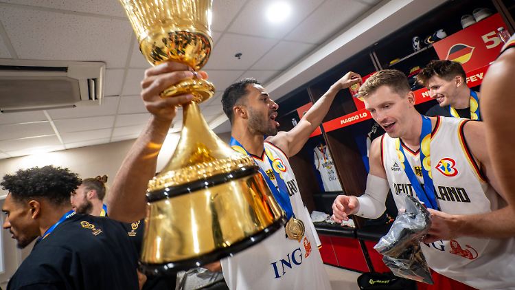 Johannes Thiemann (links/Alba Berlin) und Andi Obst (FC Bayern) stehen sich jetzt wieder als Konkurrenten gegenüber.