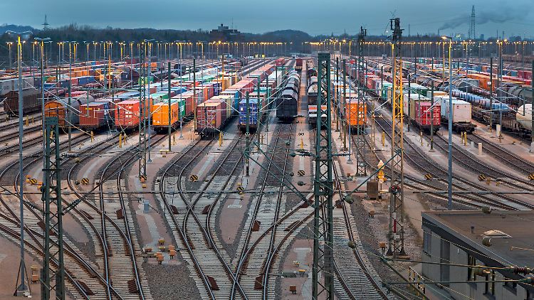 Rund 1800 Jobs sollen bei DB Cargo wegfallen.