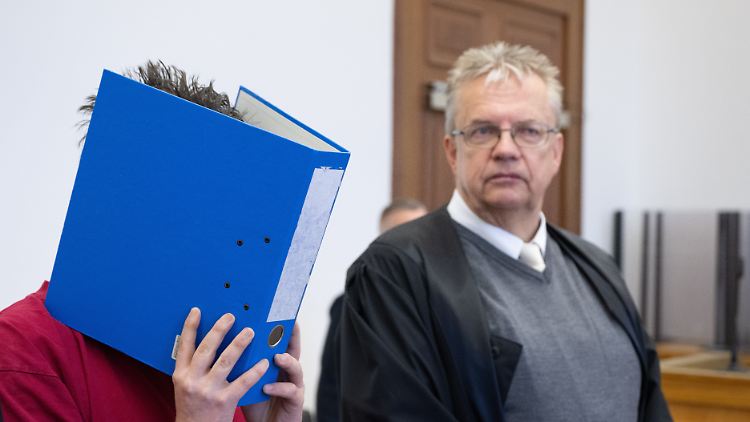 Der Angeklagte mit seinem Verteidiger.
