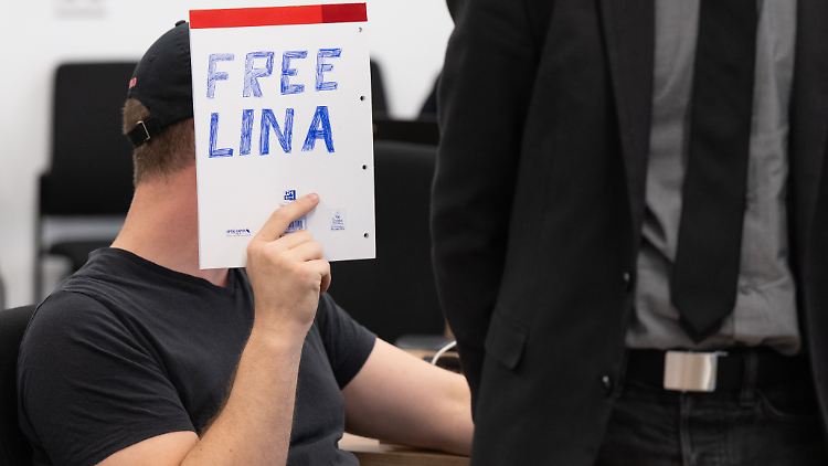Für Hinweise zum Aufenthaltsort von G., Kontakt mit ihm oder Bild- und Videomaterial von ihm sind bis zu 10.000 Euro Belohnung ausgesetzt, wie ein LKA-Sprecher in Dresden sagte. (Archivbild: Prozess Lina E.)