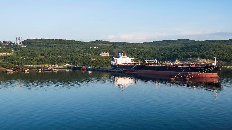 Öltanker in Murmansk - Russland verschifft inzwischen den Großteil seines Öls so, dass die Preisgrenze des Westens nicht greift.
