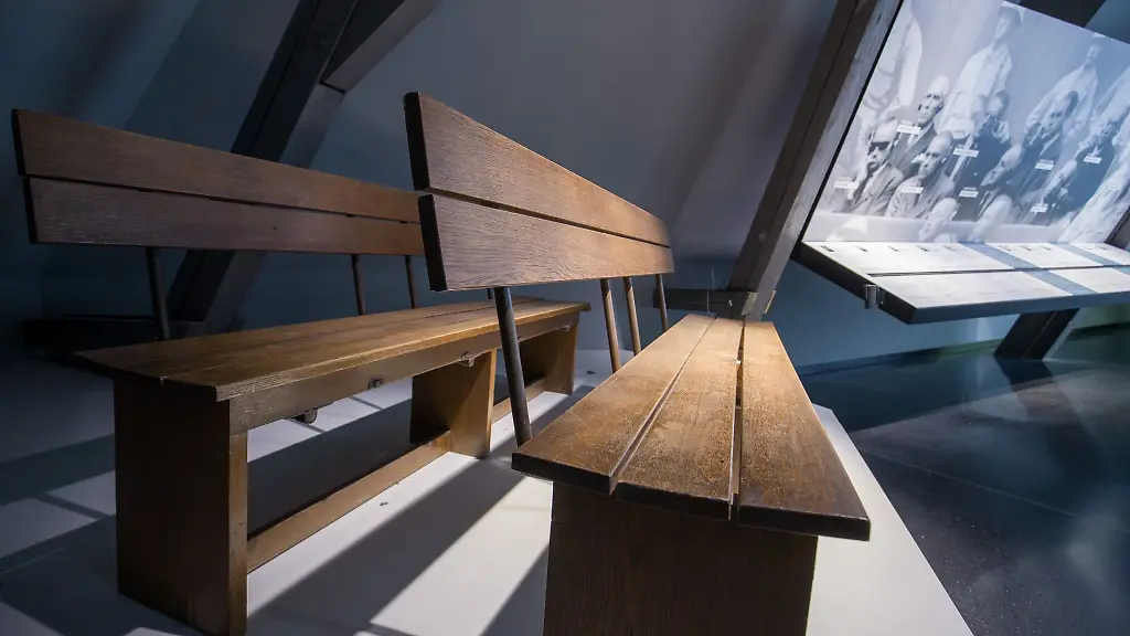 Original-historische-Anklagebaenke-der-Nuernberger-Prozesse-stehen-im-Museum-Memorium-Nuernberger-Prozesse