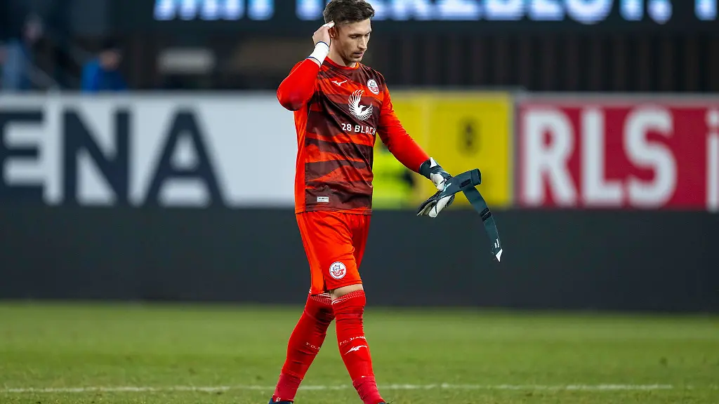 Rostocks-Torwart-Nils-Koerber-ist-enttaeuscht-nach-dem-Schlusspfiff