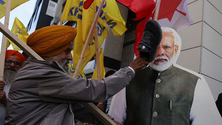 Protest in Toronto: Indiens Premier wird als Pappkamerad mit Schuhsohlen traktiert. 