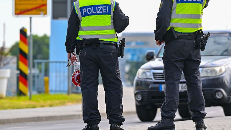 Beamte der Bundespolizei stehen am deutsch-polnischen Grenzübergang Stadtbrücke in Frankfurt (Oder).