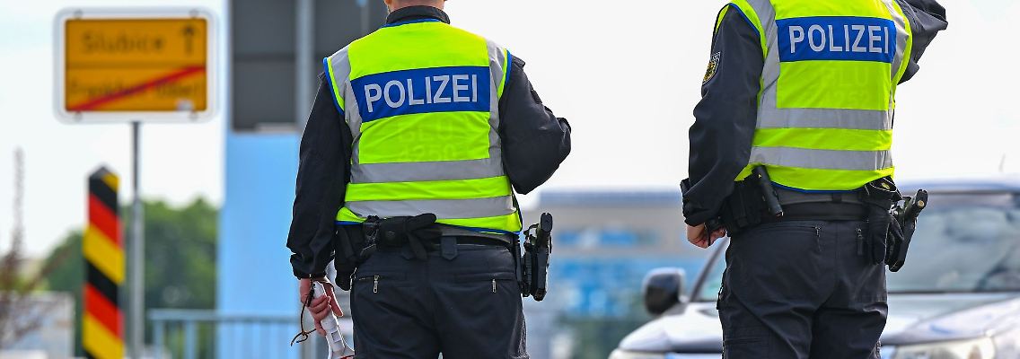 Beamte der Bundespolizei stehen am deutsch-polnischen Grenzübergang Stadtbrücke in Frankfurt (Oder).