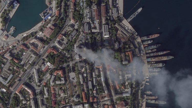 Rauch über Sewastopol nach Schäden an einem Hauptquartier der russischen Schwarzmeerflotte bei einem Angriff vergangenes Wochenende.