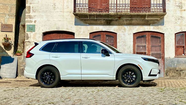 Mit 4,71 Längenmetern ist der neue Honda CR-V schon ein stattliches Fahrzeug. Die Silhouette erinnert an SUV der Marke Volvo.