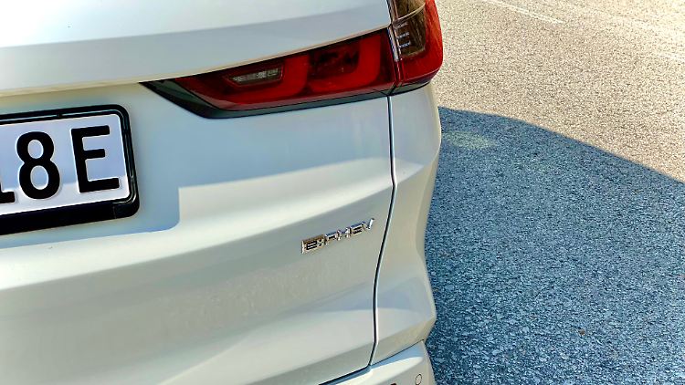 So kryptisch das Emblem "e:PHEV" ist, so komplex ist der Antriebsstrang unter dem Blech mit zwei Aggregaten, paralleler und serieller Arbeitsweise sowie zwei Übersetzungen.