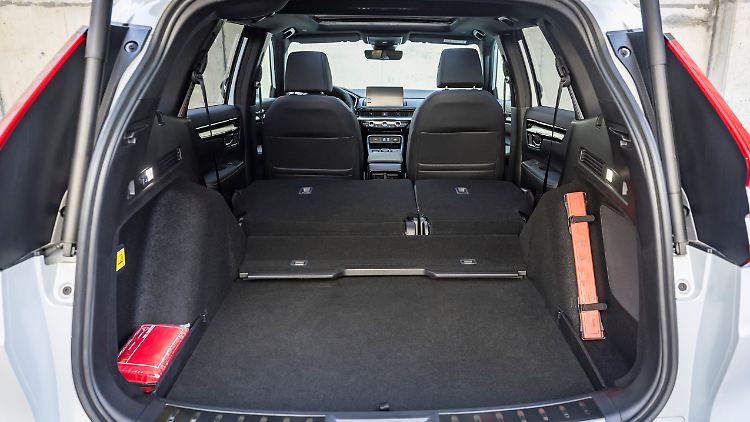Nanu, der PHEV-Kofferraum fasst mehr Gepäck (1710 Liter Volumen) als der des Vollhybrid-Modells mit 1632 Litern. Das Geheimnis liegt in der unterschiedlichen Unterbringung der Batterie. Als Praktiker gehen beide Varianten durch.