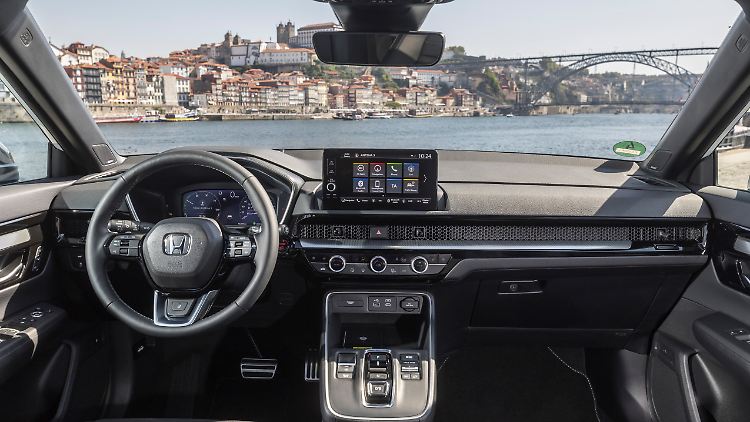Ein bisschen Touchscreen und viele Knöpfchen sind die Devise von Hondas Interieur-Designern. Die Architektur wirkt ähnlich konservativ wie die Außenhaut.