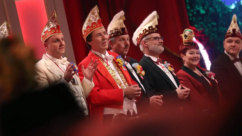 Der-Elferrat-mit-Sitzungspraesident-Christoph-Maul-l-steht-waehrend-der-Generalprobe-fuer-die-BR-Sendung-Fastnacht-in-Franken-auf-der-Buehne