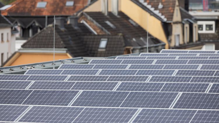 Photovoltaikanlagen sind auf dem Dach der sogenannten "Klimaschutzsiedlung" in Wuppertal angebracht. 