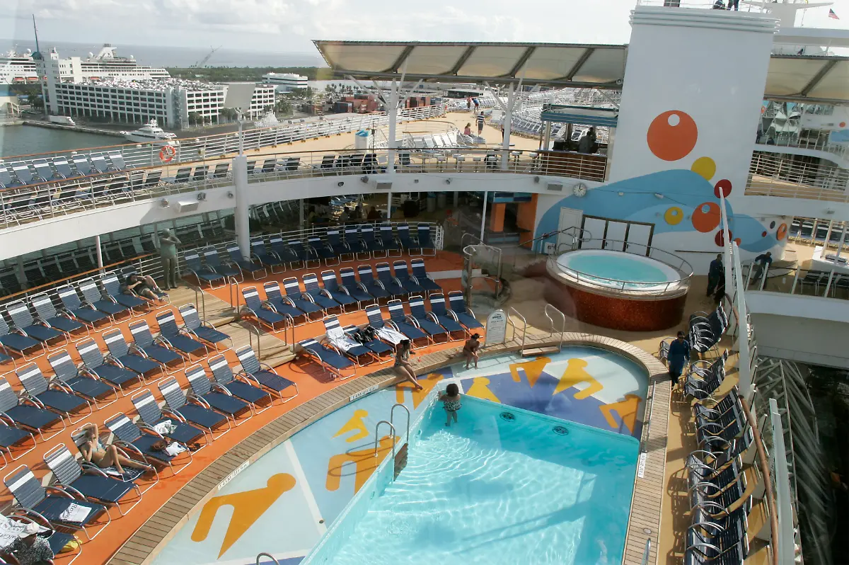 2009-11-25T120000Z-1525286982-GM1E5BP0MAW01-RTRMADP-3-CRUISE-OASIS