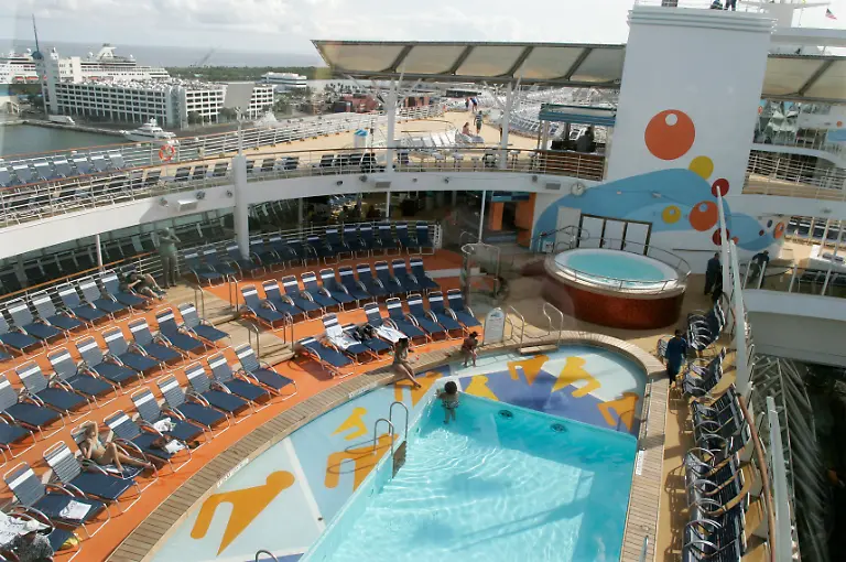 2009-11-25T120000Z-1525286982-GM1E5BP0MAW01-RTRMADP-3-CRUISE-OASIS