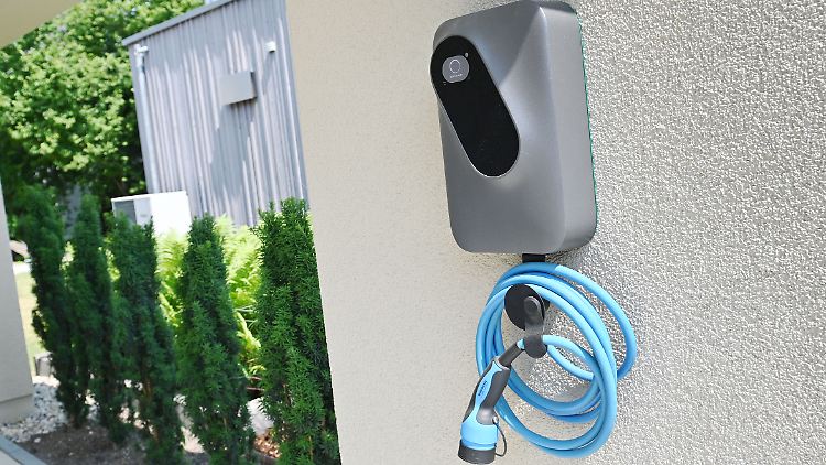 Bis zu 10.200 Euro können Eigenheimbesitzer erhalten, wenn sie eine Ladestation für E-Autos in Kombination mit einer Photovoltaikanlage und einem Solarstromspeicher installieren. 