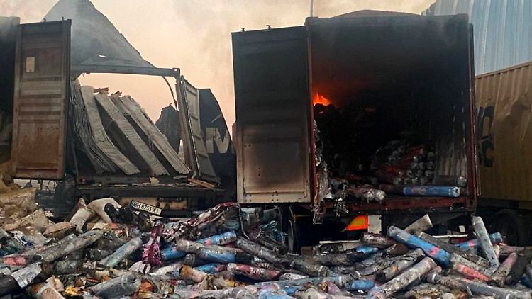 Bei den rund zweistündigen Angriffen wurden mehrere LKW zerstört.