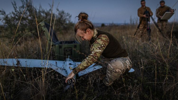 Eine ukrainische Soldatin montiert eine Leleka-Drohne vor einer Übung.