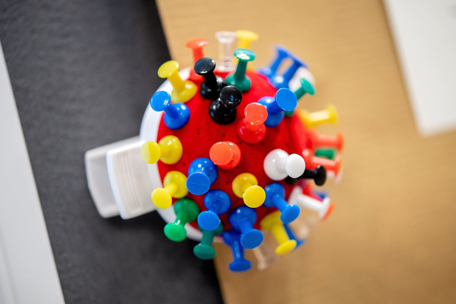 Gegenstände aus Plastik sind allgegenwärtig. Sie helfen im Alltag und können ... 