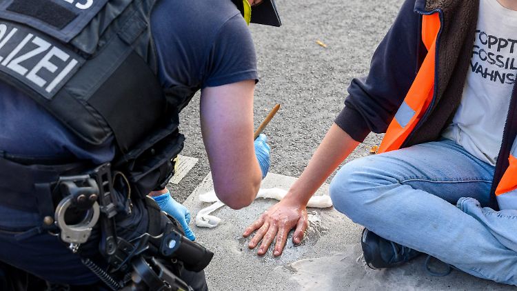 Die Berliner Polizei darf Klimaaktivisten keine Gebühren für das Lösen von der Straße in Rechnung stellen. 