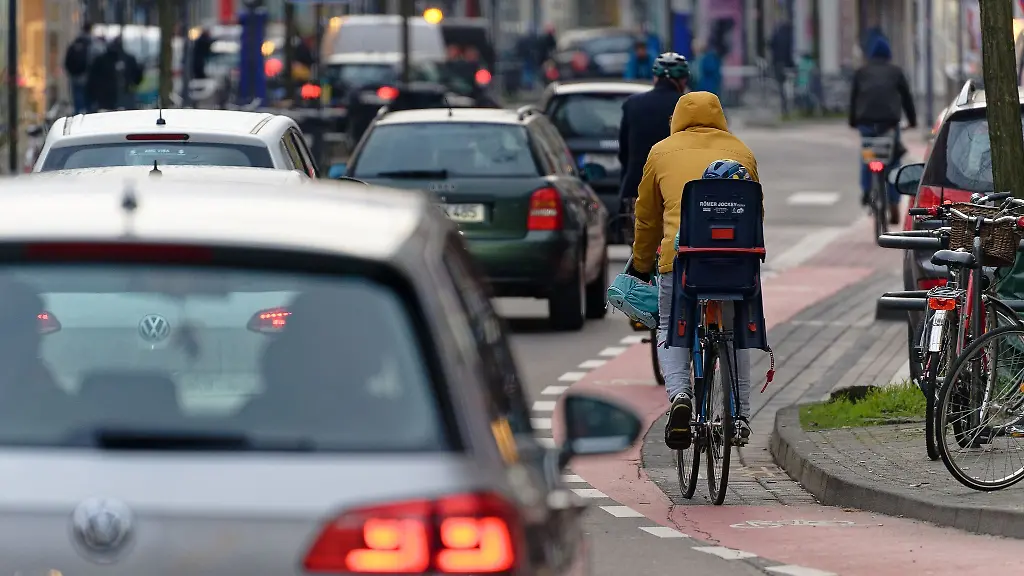 Autos-und-Radfahrer-sind-in-der-Venloer-Strasse-in-Koeln-Ehrenfeld-unterwegs