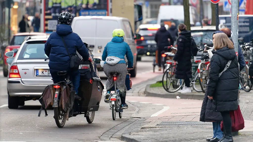 Autos-Radfahrer-und-Fussgaenger-sind-unterwegs