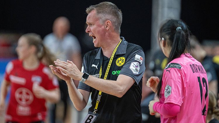 In Dortmund kündigten zwei Handball-Nationalspielerinnen fristlos - mit Verweis auf das Verhalten von Trainer André Fuhr.
