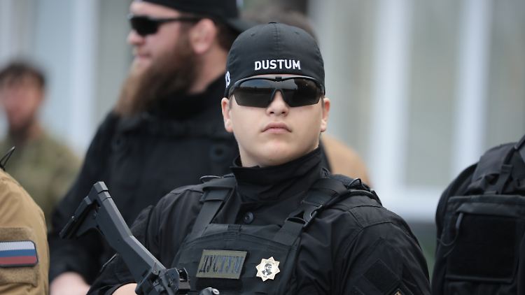 Adam Kadyrow bei einer Kostümparade anlässlich des 70. Geburtstags von Kremlchef Putin in Grosny. 