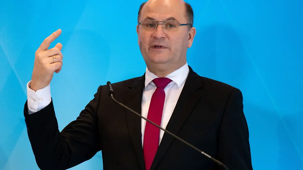 Albert-Fueracker-CSU-Finanzminister-von-Bayern-nimmt-nach-der-Haushaltsklausur-des-bayerischen-Kabinetts-am-Tegernsee-an-einer-Pressekonferenz-teil