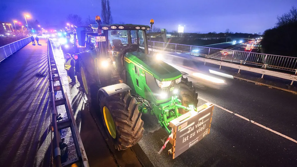Bauern-stehen-mit-Traktoren-auf-einer-Bruecke