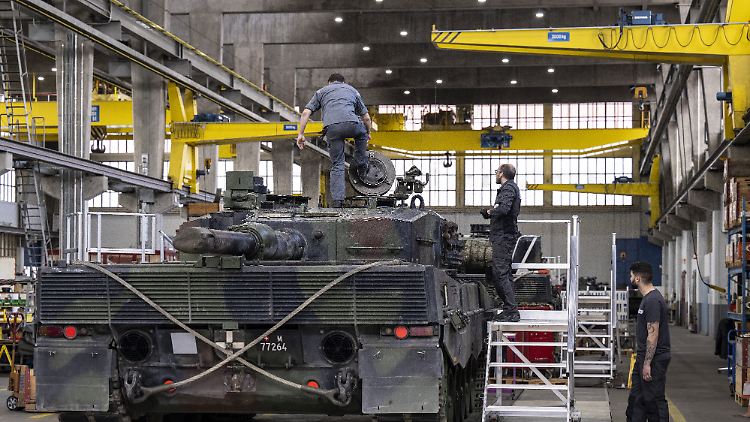 In der Schweiz stehen mehrere stillgelegte Leopard-2-Panzer herum