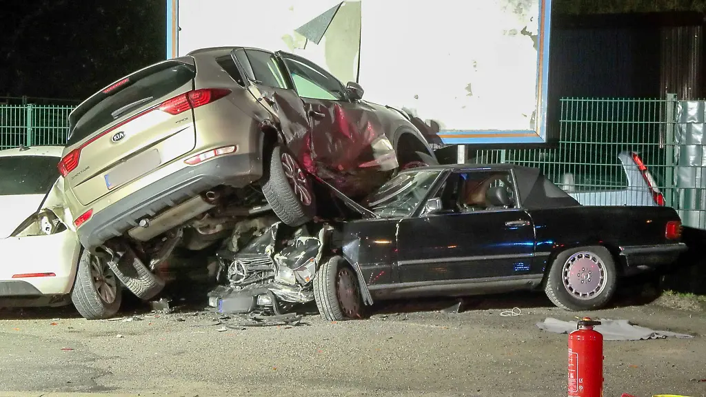 Zwei-maennliche-Jugendliche-im-Alter-von-13-und-14-Jahren-sind-in-Herne-mit-einem-Auto-in-mehrere-geparkte-Autos-gekracht-und-schwer-verletzt-worden